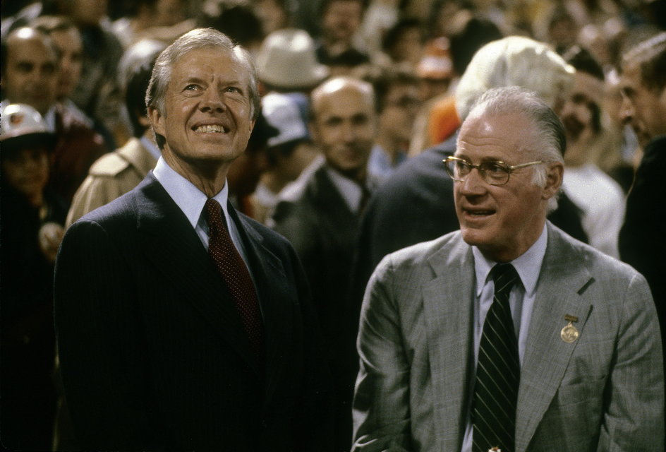 Jimmy Carter (po lewej) i szef ligi baseballa owie Kuhn (po prawej)