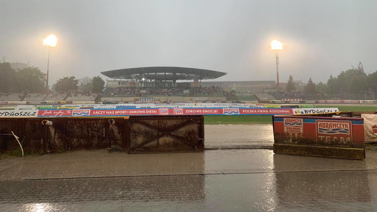 Ulewa, deszcz nad stadionem Polonii Bydgoszcz