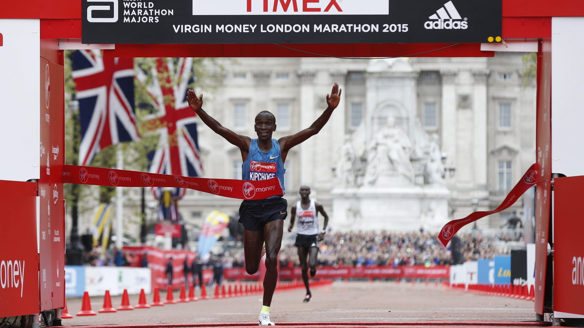 Kenijczyk Eliud Kipchoge na mecie maratonu w Londynie. 