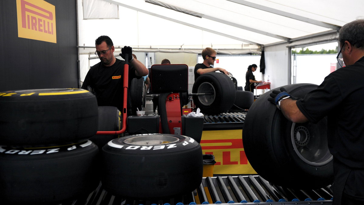 Pracownicy Pirelli szykują opony na GP Niemiec