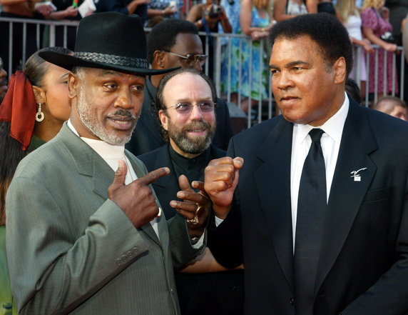 United States, HOLLYWOOD, 2011-11-08T044349Z_01_SIN201_RTRIDSP_3_BOXING-FRAZIER.jpg