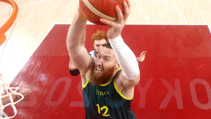 Australijczyk Aron Baynes podczas meczu z Włochami na igrzyskach w Tokio