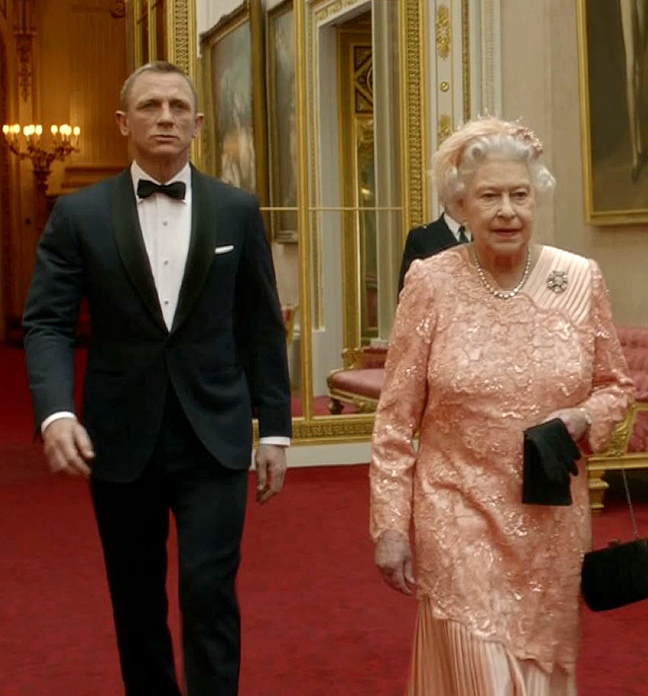James Bond (Daniel Craig) z królową Elżbietą II w krótkim filmie nakręconym na potrzeby ceremonii otwarcia igrzysk w Londynie