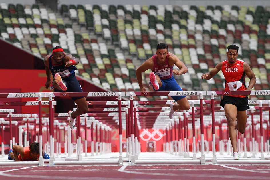 Devon Allen (w środku) w Tokio otarł się o podium zajmując 4. miejsce na 110 metrów przez płotki