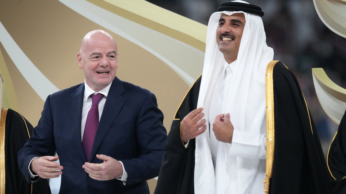 Prezydent FIFA Gianni Infantino oraz emir Kataru Tamim bin Hamad Al Thani w czasie mundialu w Katarze