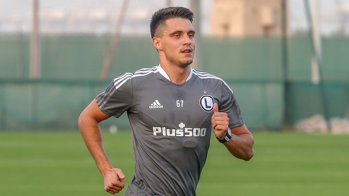 Bartosz Kapustka w trakcie zimowego obozu przygotowawczego Legii w Dubaju, gdzie trenował indywidualnie 