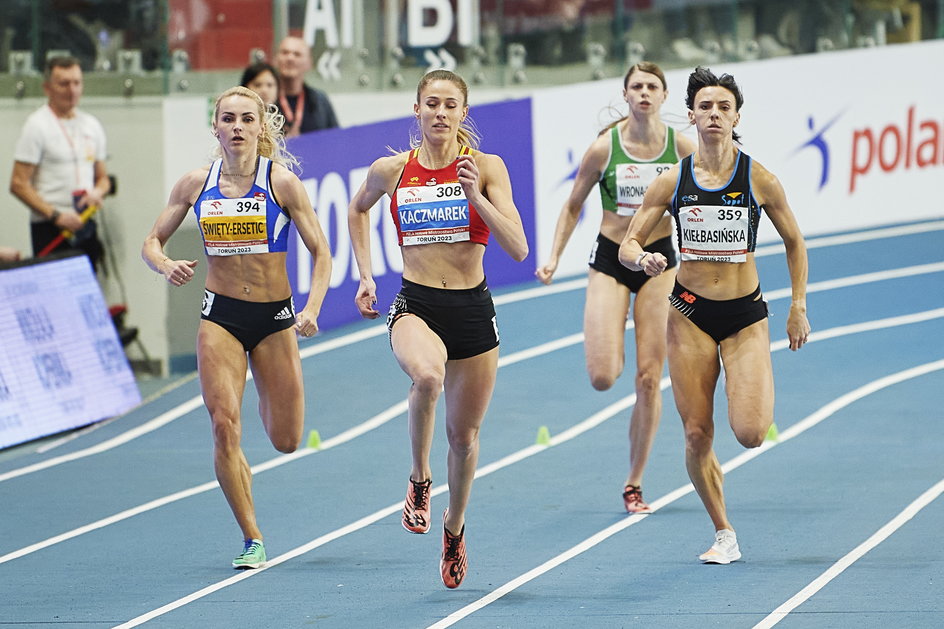 Anna Kiełbasińska (z prawej) w finale HMP 2023 w Toruniu – zajęła drugie miejsce z czasem 51.33