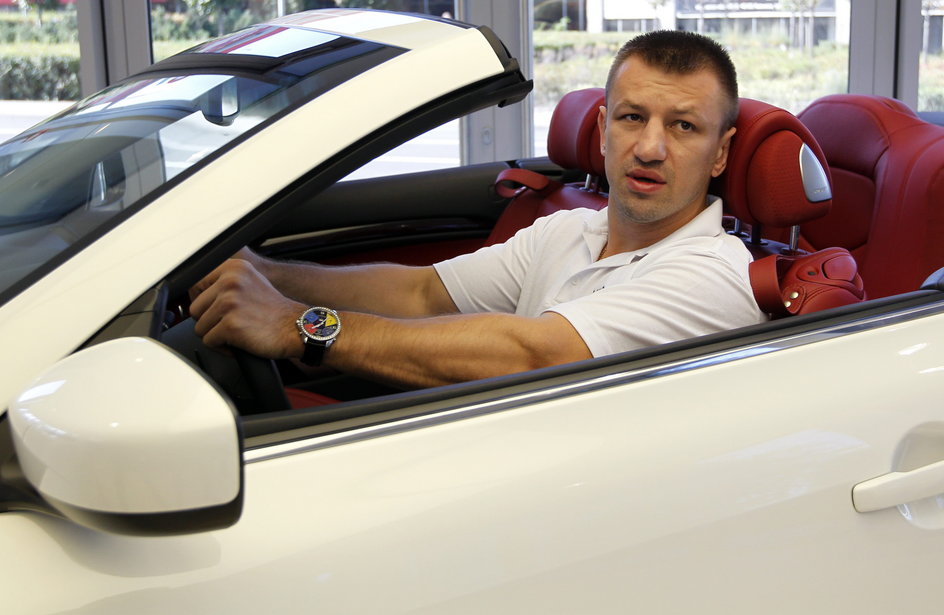 Tomasz Adamek w jednym z salonów samochodowych w Katowicach w 2011. r