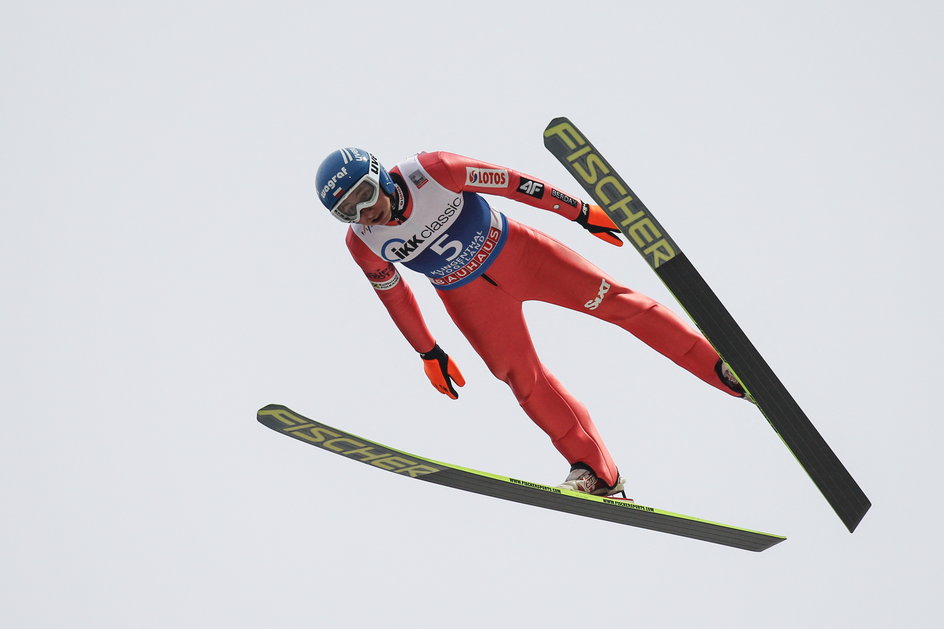 Krzysztof Biegun w locie podczas konkursu w Klingenthal