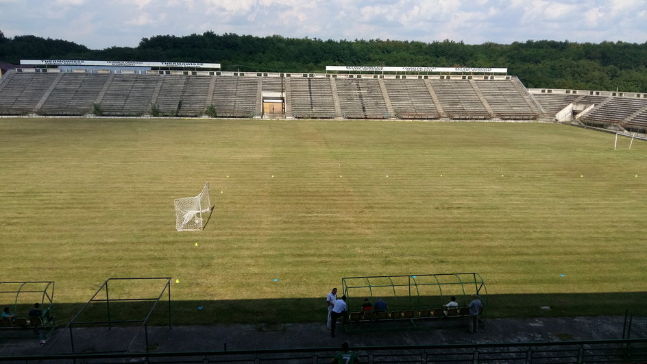 Pływa stadionu w Scornicesti. Przynajmniej trawa jest tu dzisiaj koszona