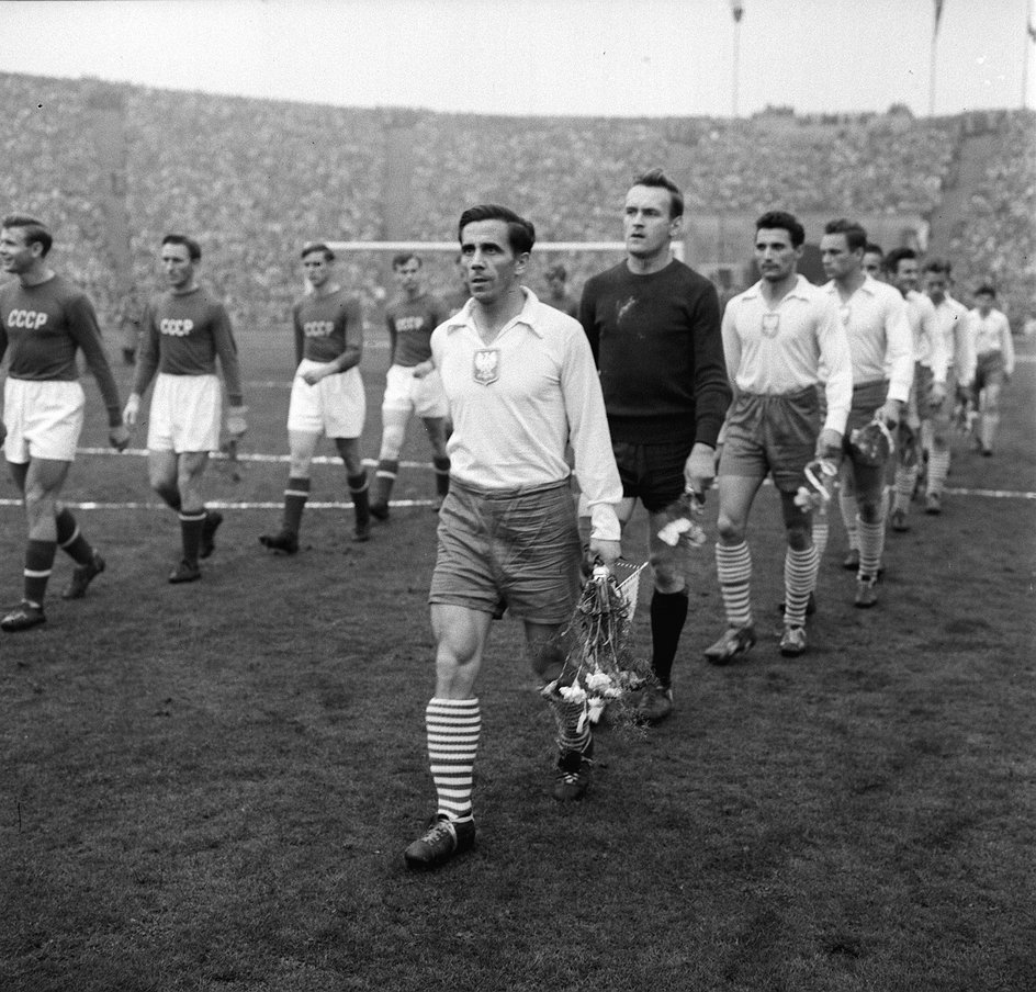 Reprezentacja Polski pod wodzą kapitana Gerarda Cieślika wychodzi na mecz kwal. MŚ przeciwko ZSSR (2:1) na Stadionie Śląskim 20.10.1957r.