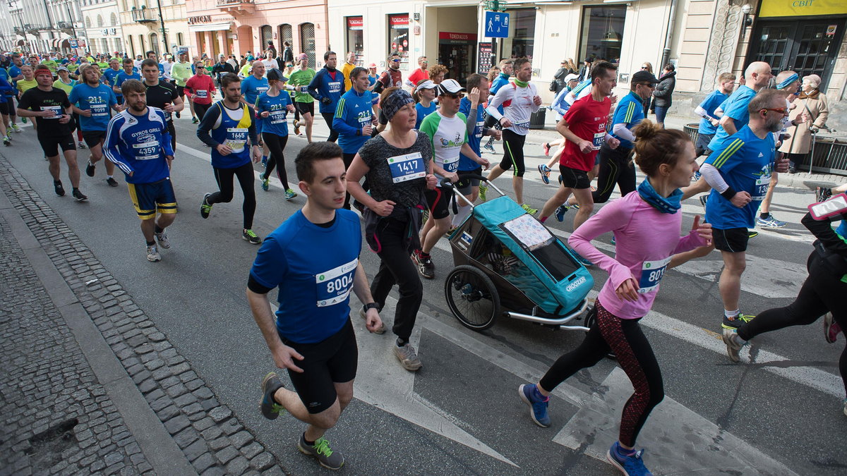 W Półmaratonie Warszawskim regularnie startuje ponad 10 tys. biegaczy