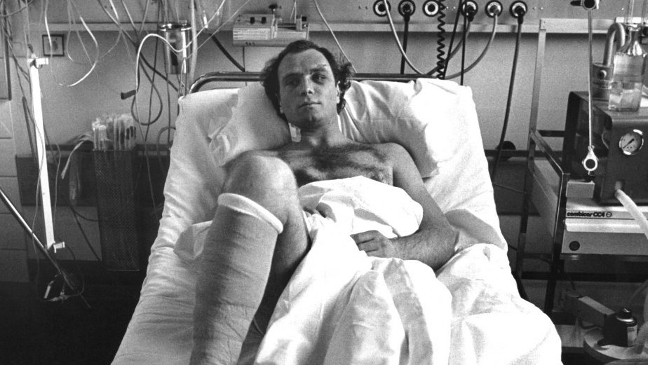 Uli Hoeness na łóżku szpitalnym podczas pobytu w szpitalu po katastrofie lotniczej (20.02.1982)