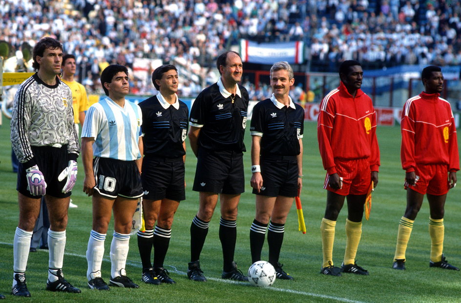 Michał Listkiewicz (trzeci z prawej), podczas meczu Kamerunu z Argentyną na mistrzostwach świata w 1990r.