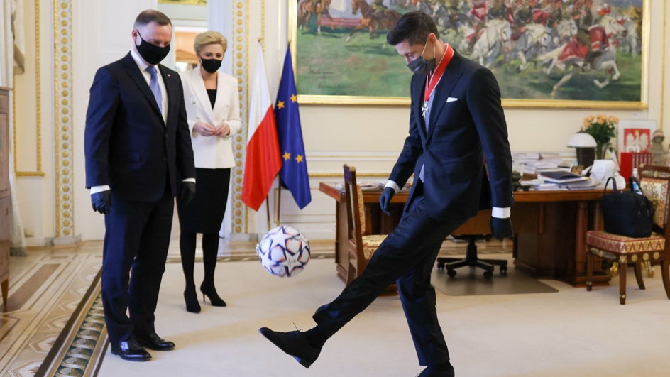 Robert Lewandowski popisuje się umiejętnościami piłkarskimi w Pałacu Prezydenckim