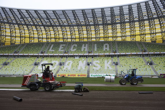 PIŁKA NOŻNA PGE ARENA GDAŃSK WYMIANA MURAWY