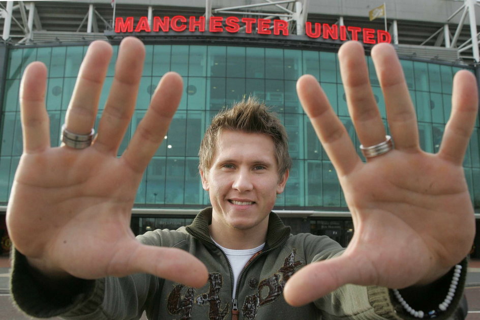 Tomasz Kuszczak na tle stadionu Manchesteru United (2007 r.)