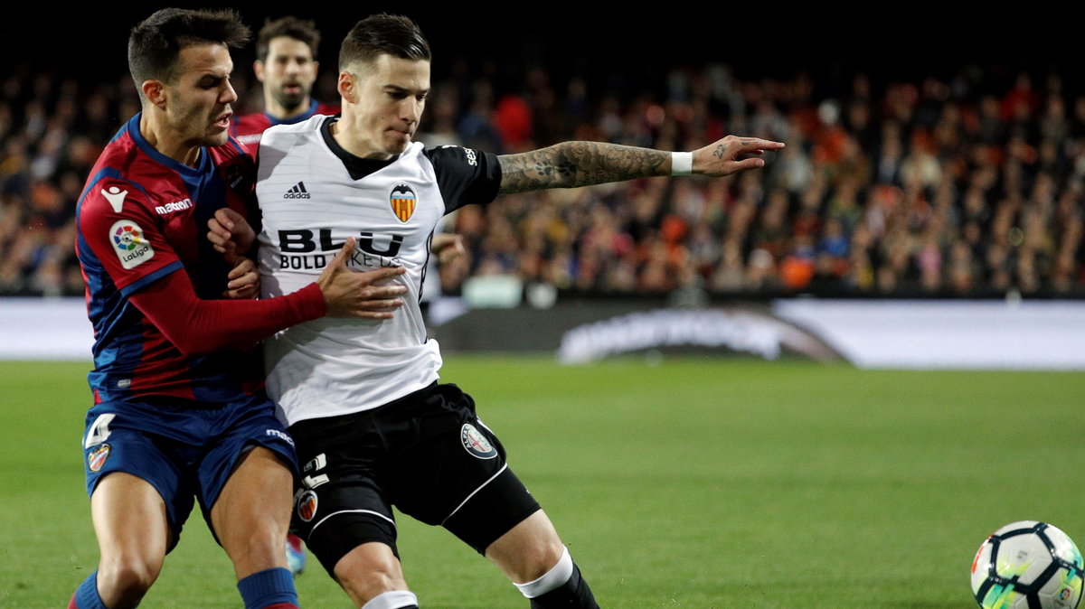 Santi Mina w walce z Roberto Suarezem w meczu Valencia – Levante (3:1)