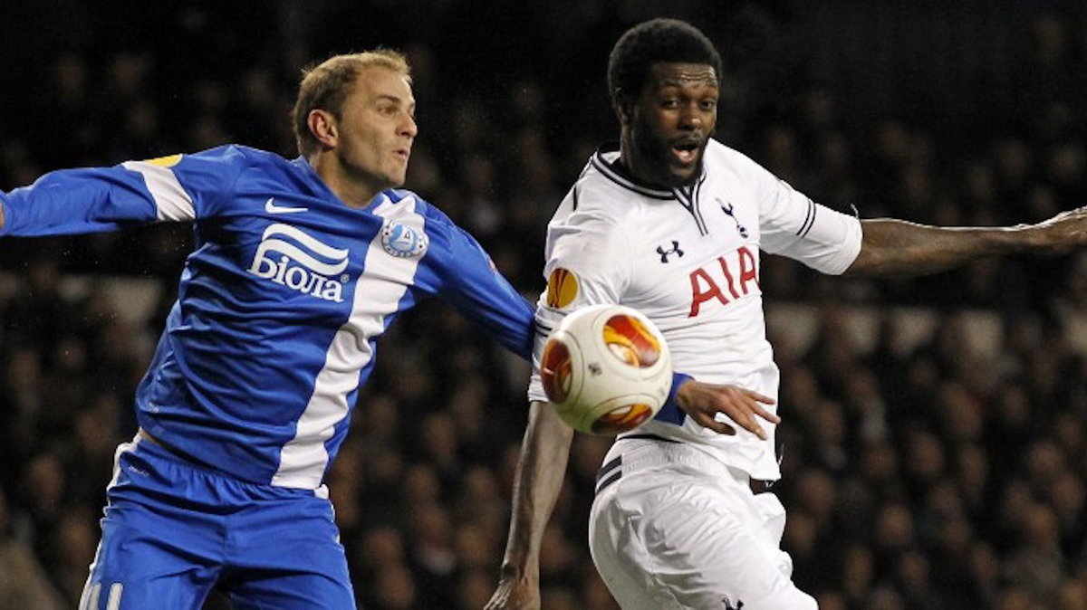 Emmanuel Adebayor (z prawej), fot. IAN KINGTON / AFP