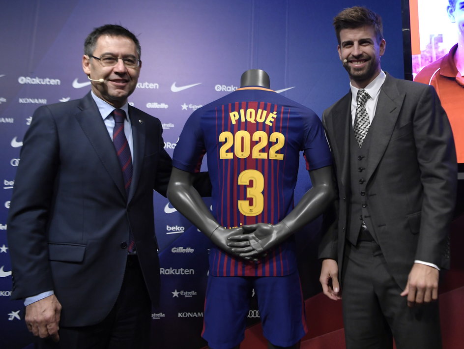 Gerard Piqué z prezesem Barcelony Josepem Marią Bartomeu