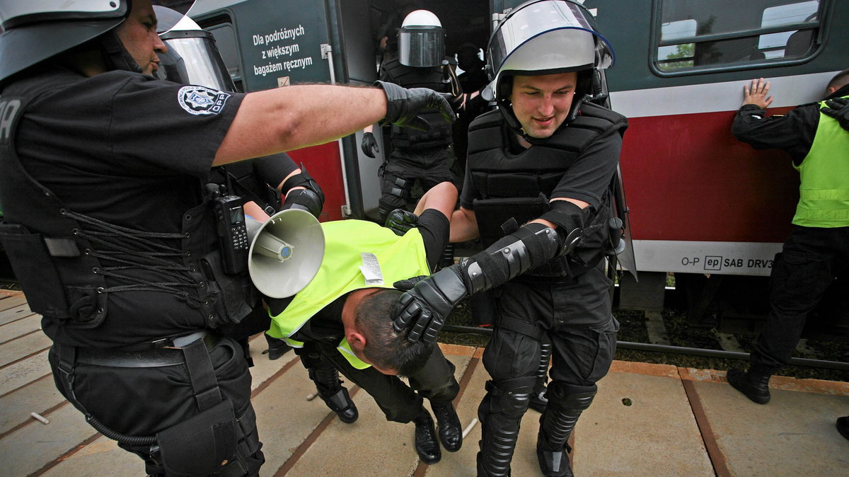 Policjanci zatrzymują kiboli