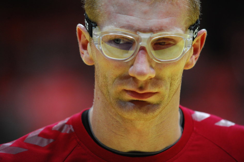 Po utracie oka Karol Bielecki wrócił do gry, ale musiał zakładać okulary ochronne