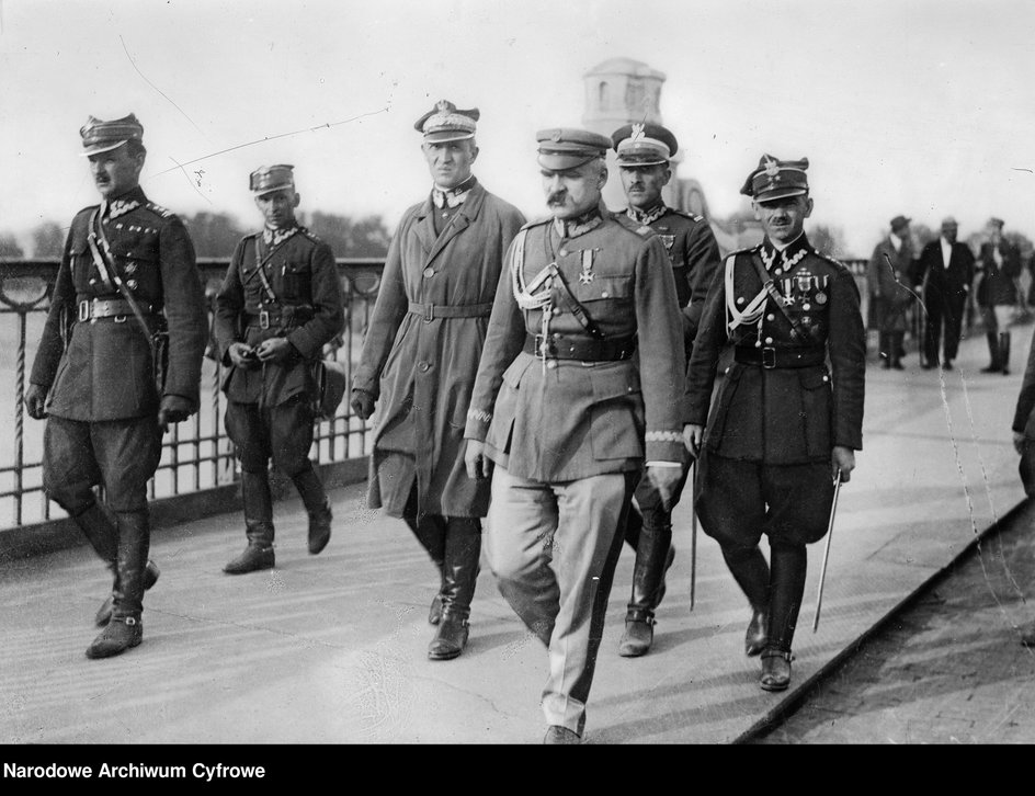 Marszałek Józef Piłsudski (3. z lewej) w otoczeniu oficerów na moście Poniatowskiego udaje się na spotkanie z prezydentem Stanisławem Wojciechowskim. Widoczni od lewej: podpułkownik Kazimierz Stamirowski, porucznik Marian Żebrowski, generał Gustaw Dreszer-Orlicz, major Włodzimierz Jaroszewicz oraz porucznik Michał Galiński.