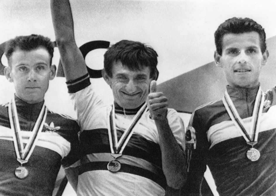 Joachim Halupczok (w środku) ze złotym medalem mistrzostw świata w kolarstwie szosowym amatorów we francuskim Chambery w 1989 roku