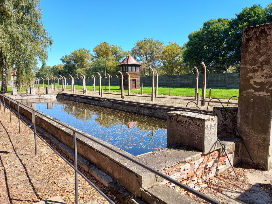 Zbiornik przeciwpożarowy z wodą zaadaptowany na basen w KL Auschwitz