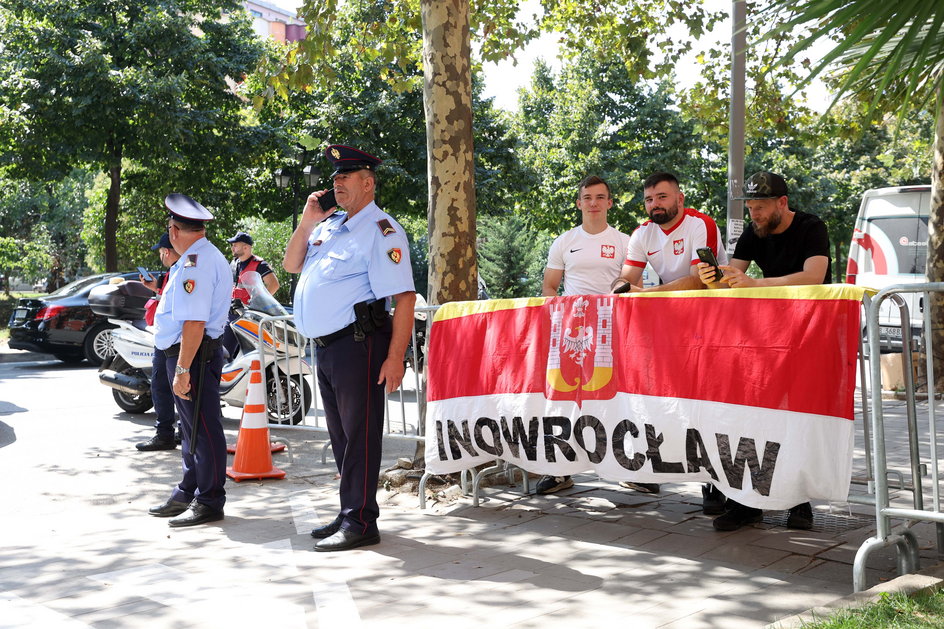 Przed hotelem w Tiranie na polskich piłkarzy czekało trzech kibiców. Nie doczekali się ani na autograf, ani na zdjęcie