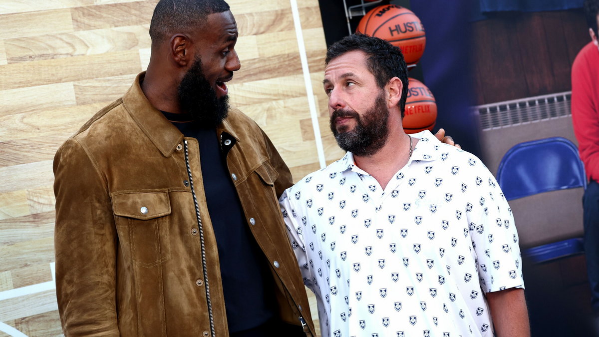 LeBron James i Adam Sandler podczas premiery filmu "Hustle"