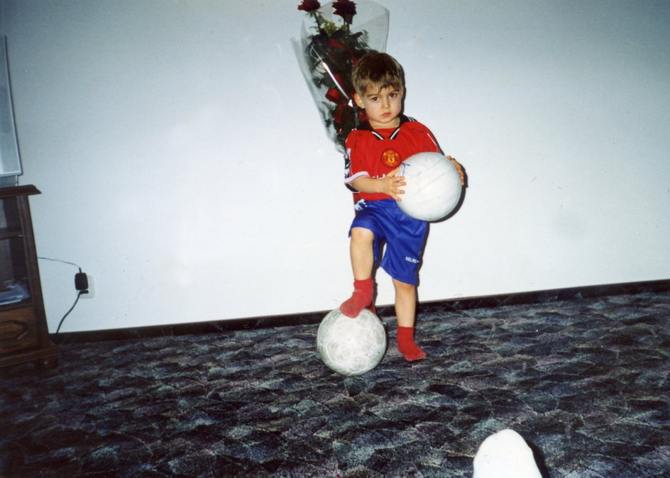 – Pamiętam, że syn nie miał jeszcze trzech lat, gdy zaczął kopać piłkę i od tego czasu futbol ciągle mu towarzyszył – opowiada Janusz Fila, ojciec.