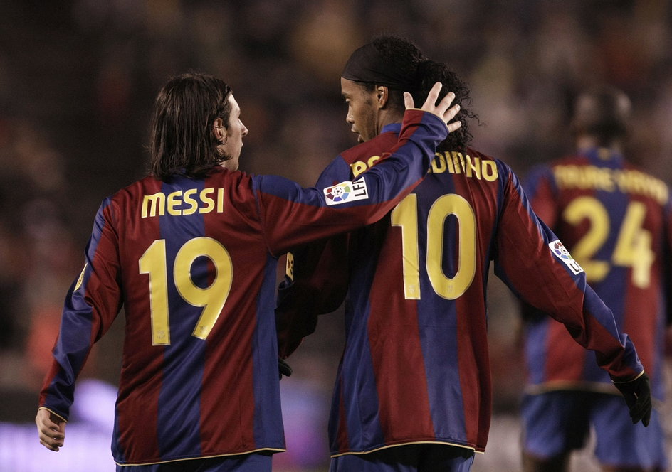 Ronaldinho i Leo Messi w 2007 r. podczas meczu Barcelona — Real Valladolid