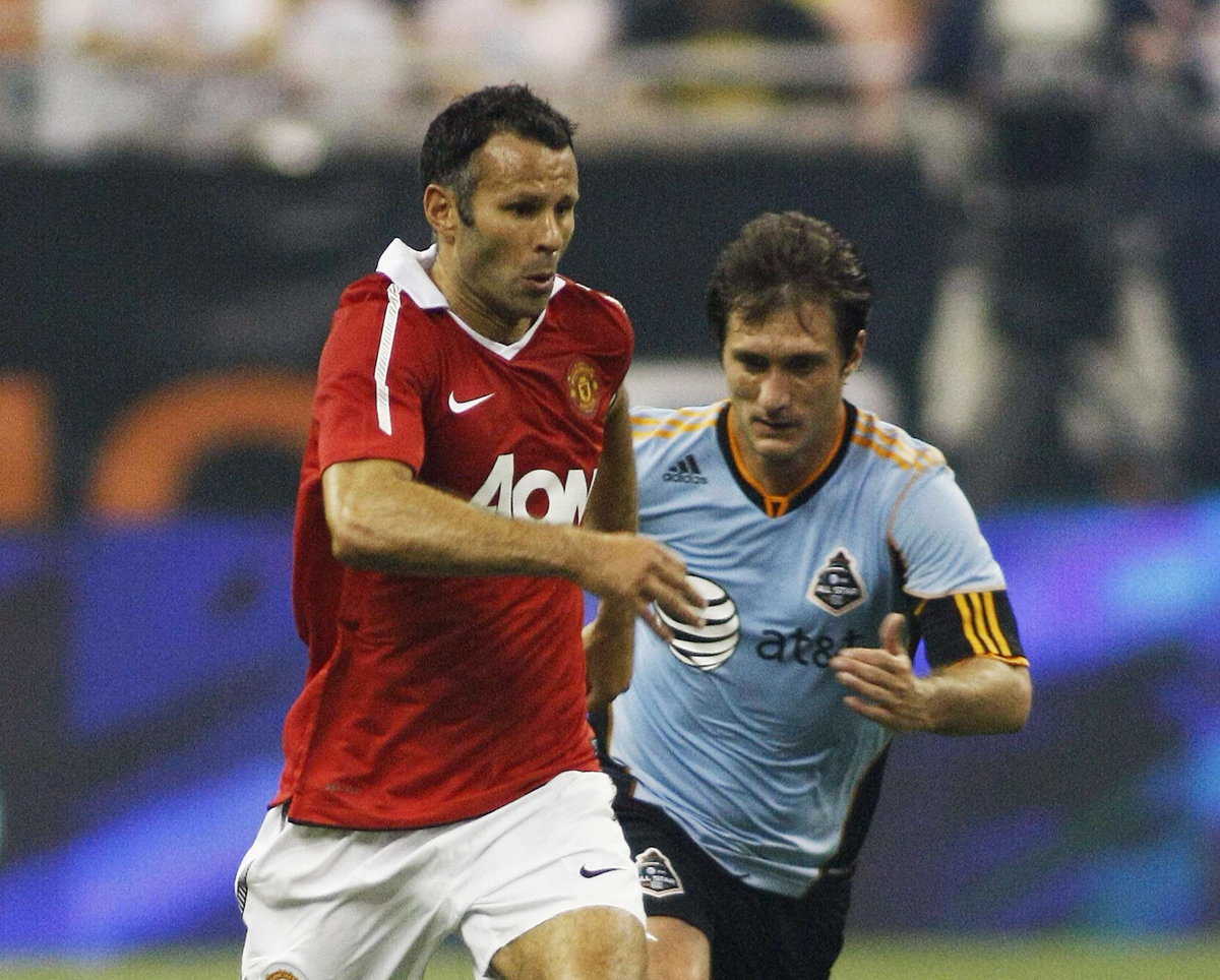 Ryan Giggs (L)