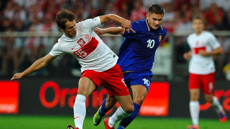 Grzegorz Krychowiak (L) i Gheorghe Ovseannicov (P)