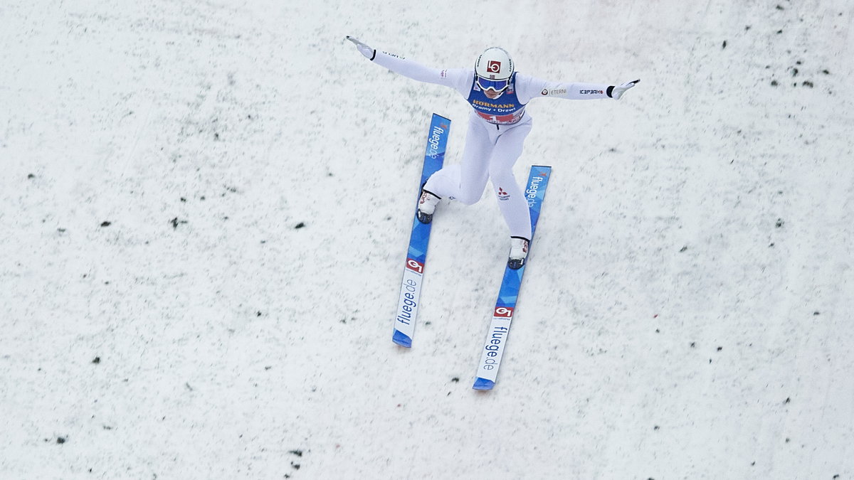 Mocno wygięta kolana skoczka, to teraz standard przy lądowaniu