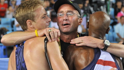 Alberto Salazar ze swoimi podopiecznymi