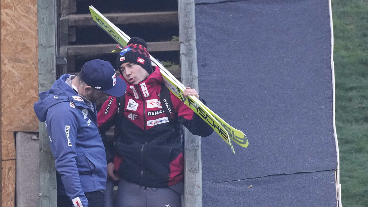 Kamil Stoch w rozmowie z Mathiasem Hafele po dyskwalifikacji w niedzielnych kwalifikacjach PŚ w skokach w Wiśle