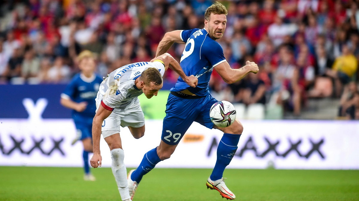 Andrzej Niewulis (Raków Częstochowa) i Laurent Depoitre (KAA Gent)