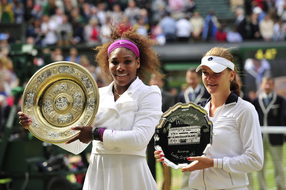 Serena Williams i Agnieszka Radwańska po przegranym przez Polkę finale Wimbledonu z 2012 roku.