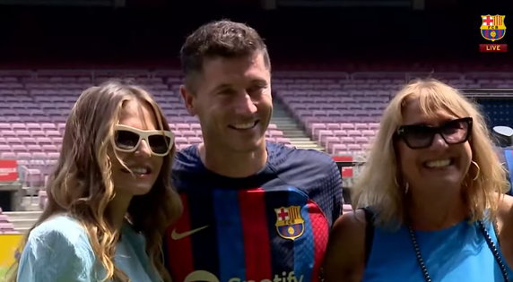 Robert Lewandowski z żoną i mamą podczas prezentacji na Camp Nou