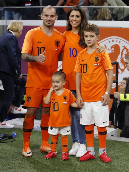 Wesley Sneijder i Yolanthe Cabau z dziećmi