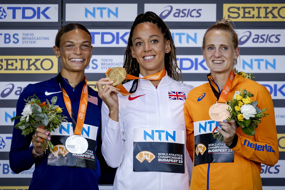 Medalistki MŚ 2023 w 7-boju, od lewej: Anna Hall, Katarina Johnson-Thompson i Anouk Vetter