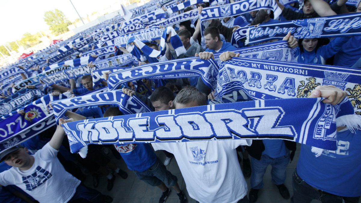 Kibice Lecha zebrali się przed stadionem