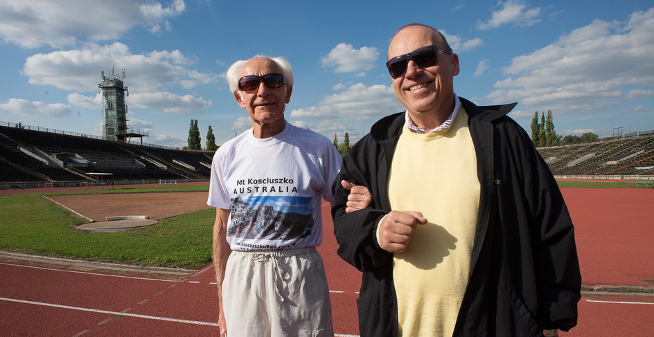 Roman Korban z autorem reportażu, który niejednokrotnie opisywał jego sportowe popisy.