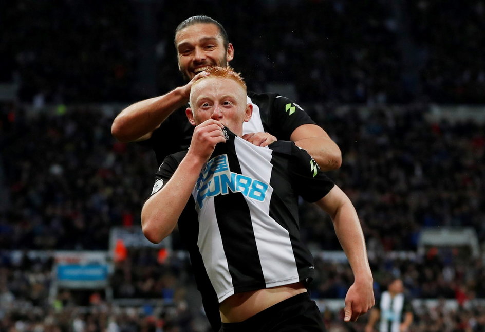 Za takie momenty kocha się futbol. Wychowanek Newcastle Matthew Longstaff celebruje zwycięskiego gola z Manchesterem United w swoim debiucie w Premier League