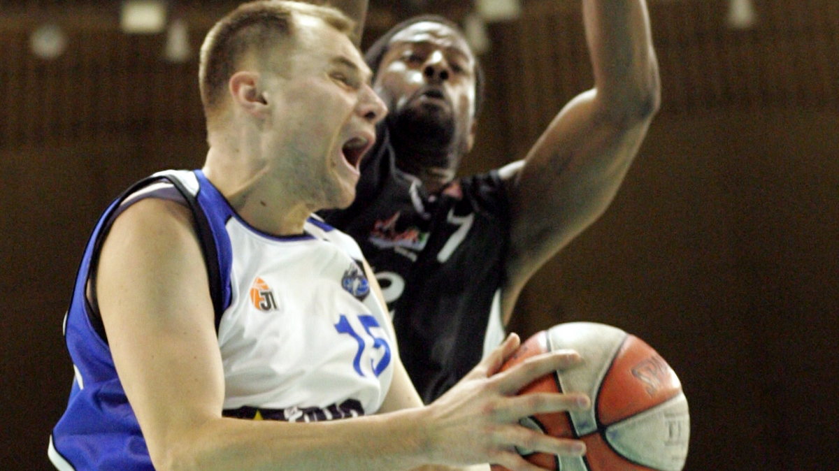 Wojciech Szawarski (front) z PBG Basket Poznań blokowany przez Chrisa Bookera