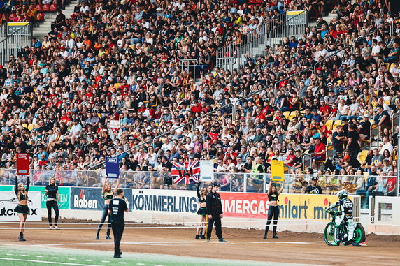 Pełne trybuny na stadionie