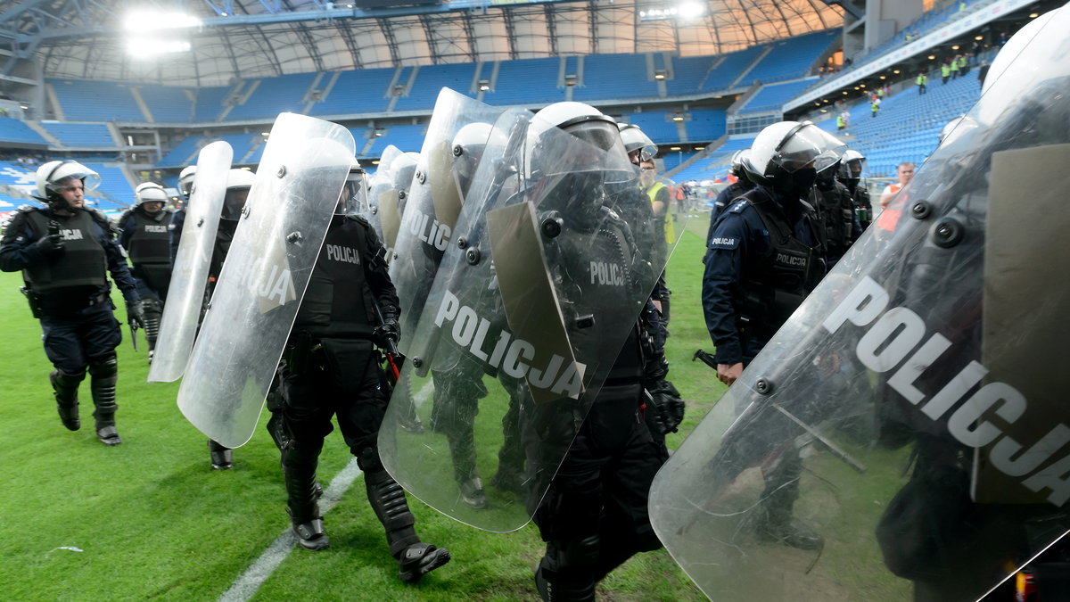 Policja na murawie podczas meczu Lecha Poznań z Legią Warszawa