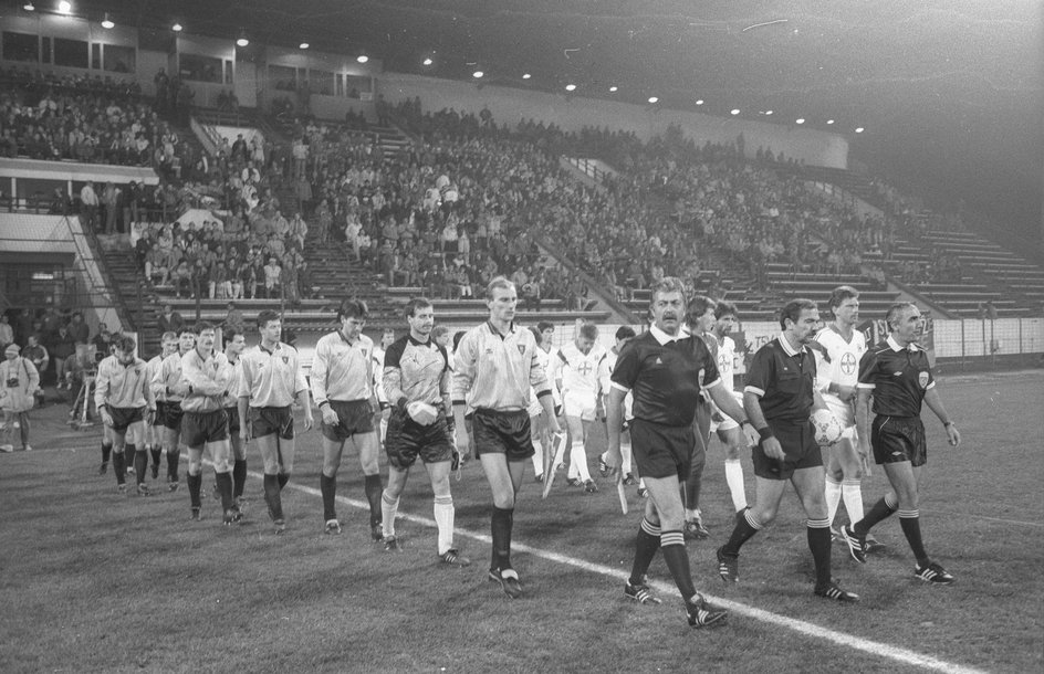 Roman Szewczyk (w lewym rzędzie drugi od prawej) w meczu GKS Katowice z Bayerem Leverkusen w Pucharze UEFA. Rok 1990.